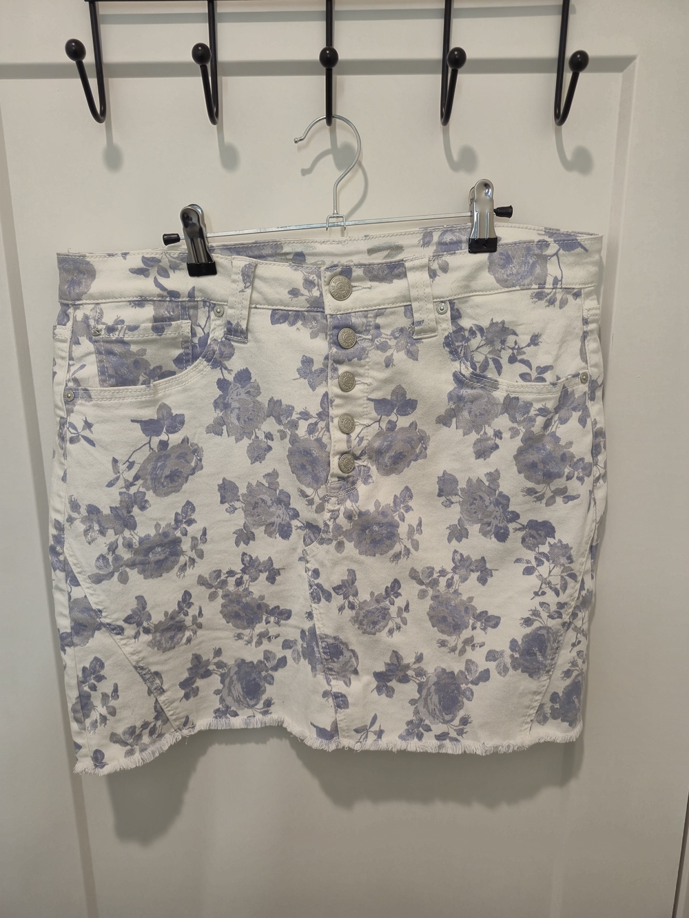Seven7 White Mini Skirt with Light Blue Floral Print